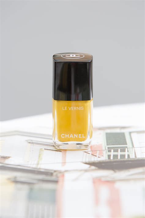 smalto giallo chanel